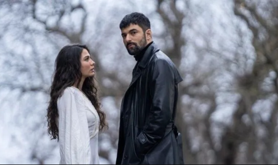 Demet Özdemir ve Engin Akyürek'in yer aldığı "Adım Farah" dizisinin setinden ilk fotoğraflar