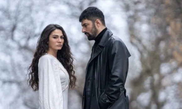 Demet Özdemir ve Engin Akyürek'in yer aldığı "Adım Farah" dizisinin setinden ilk fotoğraflar