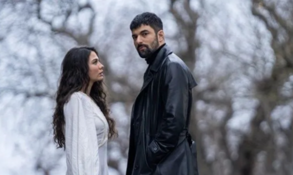 Demet Özdemir ve Engin Akyürek'in yer aldığı "Adım Farah" dizisinin setinden ilk fotoğraflar