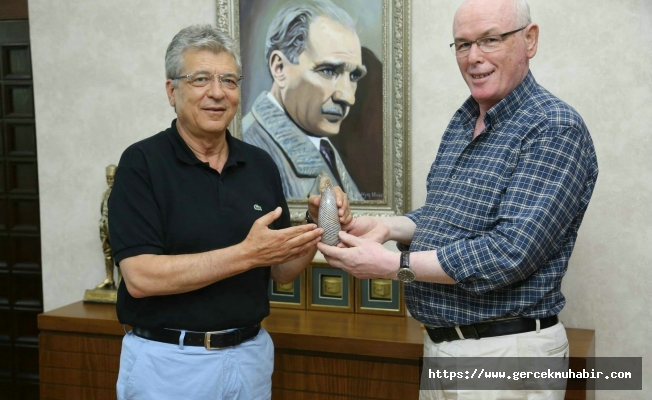 Edremit Belediye Başkanı Selman Hasan Arslan Kazım Kurt’u ziyaret etti