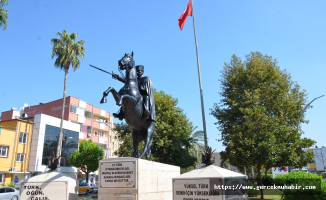 Tarsus'ta farklı noktalardaki Atatürk heykelleri temizlenip boyandı