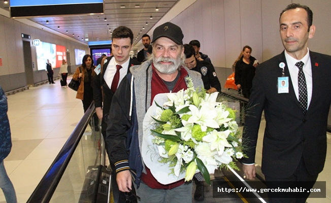 Emmy Ödülleri'nde "En İyi Erkek Oyuncu" ödülünü alan Haluk Bilginer İstanbul'a döndü!