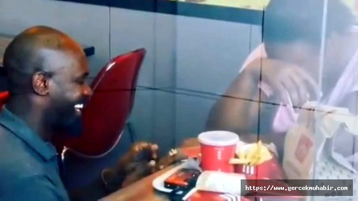 Zincir restoranda evlilik teklif etti, sosyal medyadan hediye yağdı! Zincir restoranda evlilik teklif etti, sosyal medyadan hediye yağdı!