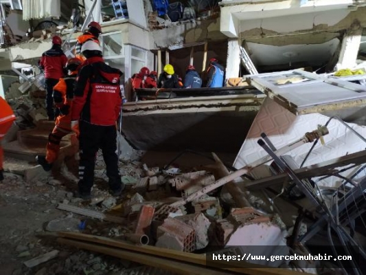 15 saat sonra bir kişi daha enkaz altından çıkarıldı