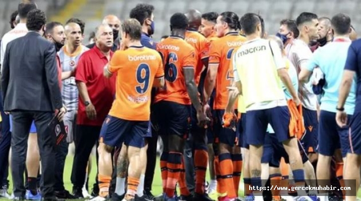 Başakşehir - Galatasaray maçının ardından saha karıştı
