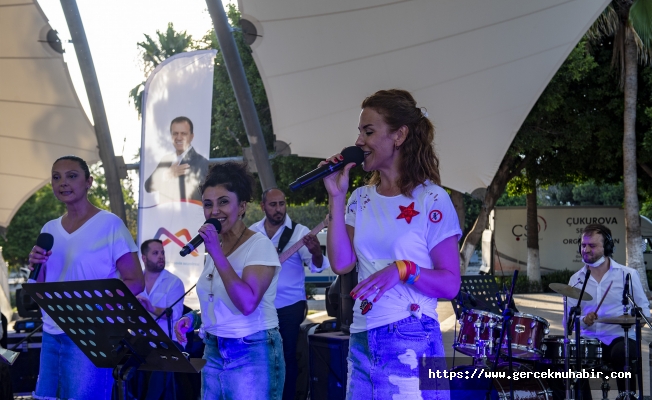 MERSİN'DE BÜYÜKŞEHİRDEN YENİ NORMALLEŞME SÜRECİNDE SOSYAL MESAFELİ İLK KONSER