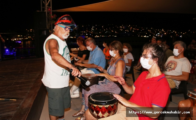 BODRUM'DAKİ SAĞLIK ÇALIŞANLARI USTA SANATÇI İLE RİTİM TUTTULAR