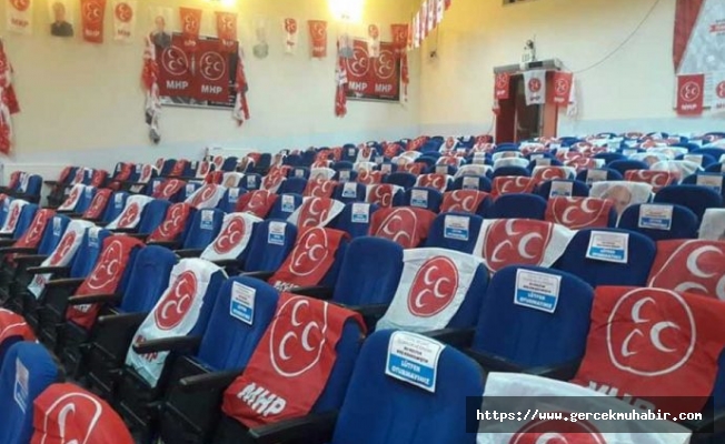 MHP İlçe Kongresi'nde, O isimlerin Fotoğrafları Bayraklarla Kapatıldı