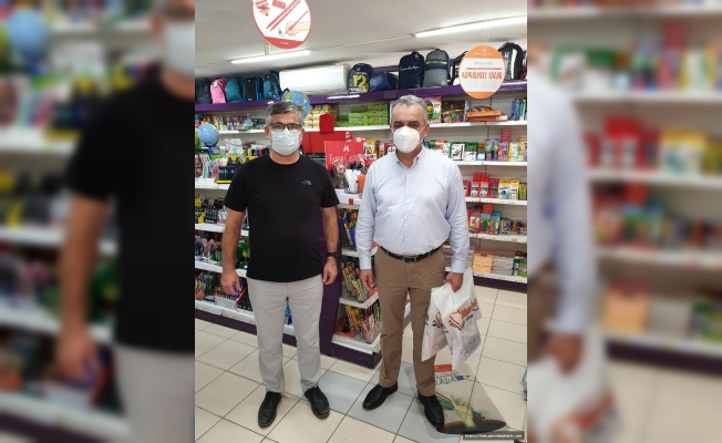 Başkan Esen, alışveriş için kırtasiye dükkanını tercih etti Başkan Esen, alışveriş için kırtasiye dükkanını tercih etti