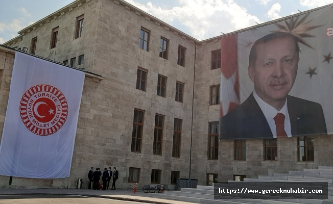 CHP'li Tanal'dan TBMM Şeref Kapısı'ndaki 'Erdoğan' posterine tepki: "İktidarın gölgesi Meclis üzerine düşmüş"
