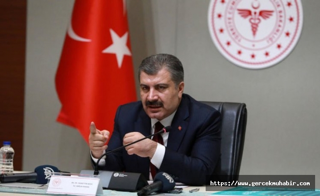 Sağlık Bakanı Fahrettin Koca düzenlediği basın toplantısında açıklamalarda bulunuyor.