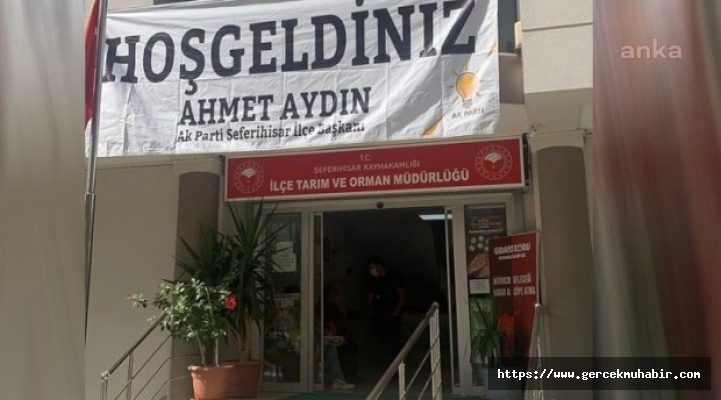 Resmi binaya asılan AKP pankartı, 14 yıllık müdürü götürdü