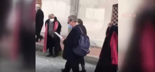 Boğaziçi'ne destek açıklaması yapmak isteyen akademisyenler, açıklamayı yürüyerek okumak zorunda kaldı