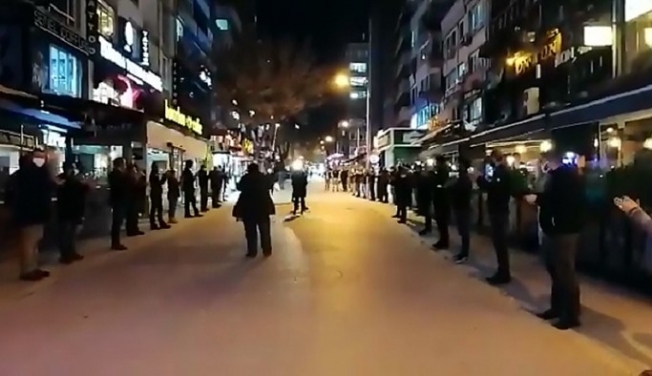 Kafe, bar ve restoran işletmecileri ve çalışanlarından alkışlı, ışıklı eylem: "Mekanlara ses, hes, hak ver"