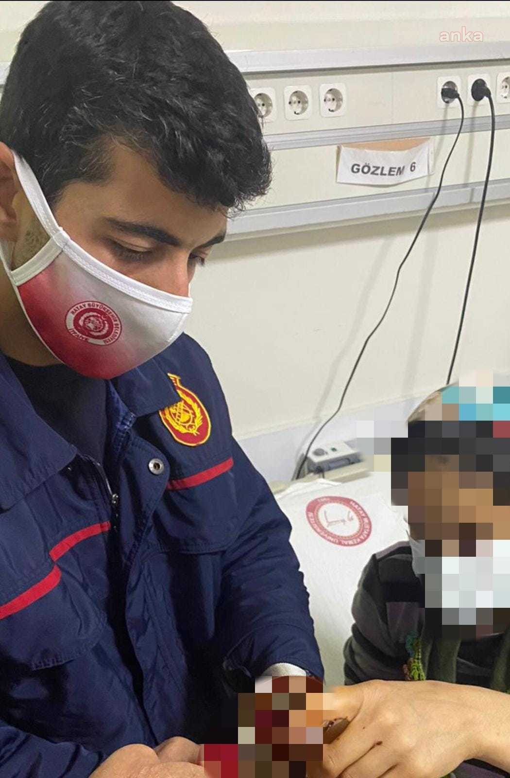 Sıkışan parmakları, itfaiye ekipleri tarafından kurtarıldı