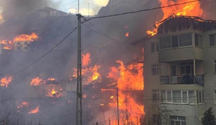 Artvin Yusufeli'nde yangın 50'ye yakın eve sıçradı. Yangını söndürme çalışmaları devam ediyor