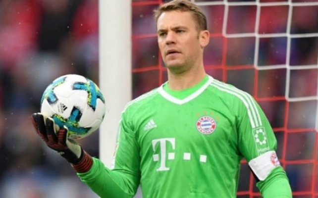Kaleci Manuel Neuer maske işine girdi