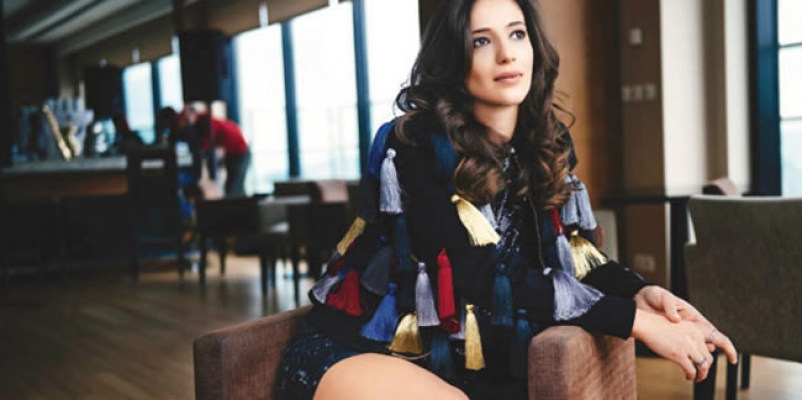 Nihal Yalçın'ın 'sanal cinsel ilişki' pozu olay oldu