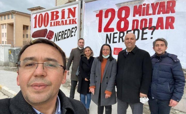Polis, Kastamonu'da CHP'nin "128 milyar dolar nerede" afişlerini söktü