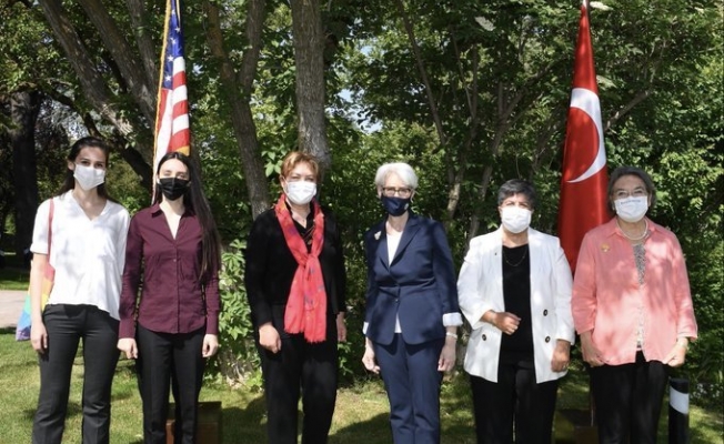 ABD Dışişleri Bakan Yardımcısı Sherman Ankara'da 'İstanbul Sözleşmesi bizim' yazılı maske ile poz verdi