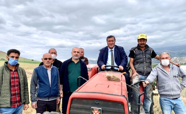 Gürer: “Üreticiler, kuraklık nedeniyle kuruyan tarlalarını traktörle sürmek zorunda kalıyor”