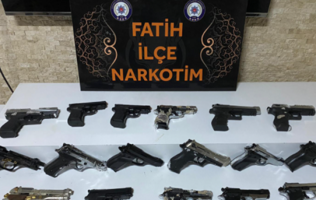 İstanbul'da Kargoyla Silah Göndermeye Çalışan Kişi Yakalandı; 17 Tabanca Ele Geçirildi