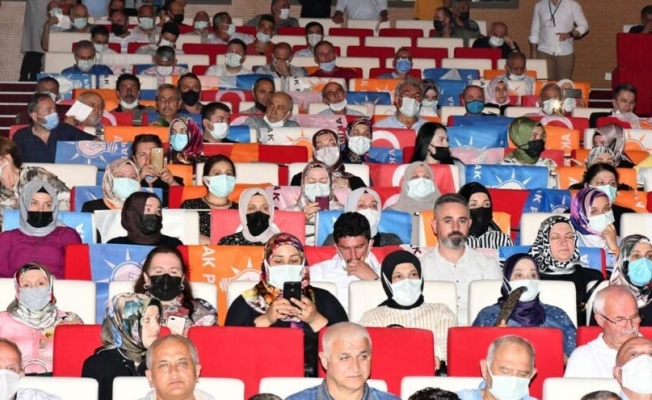 AKP’den bir skandal daha: Türk bayrağını koltuklara serdiler