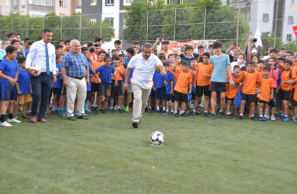 Çukurova Belediye Başkanı Soner Çetin, Yaz Futbol Okulunun Açılışını Yaptı