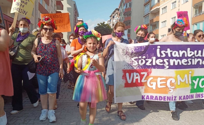 Kadınlar yurdun dört bir yanında sokaktaydı: “İstanbul Sözleşmesi’nden vazgeçmiyoruz”