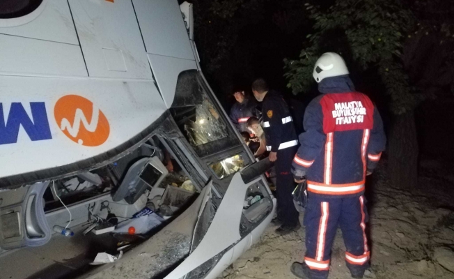 Malatya'da kaçak Afgan göçmenleri taşıyan otobüs devrildi: 3 yaralı