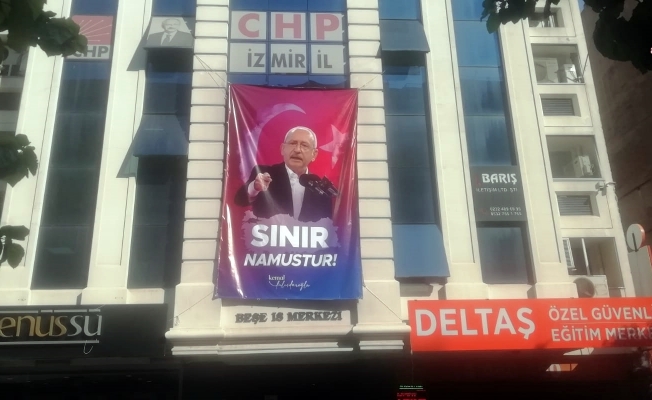 CHP İzmir İl Başkanlığı'na  “Sınır namustur” pankartı asıldı