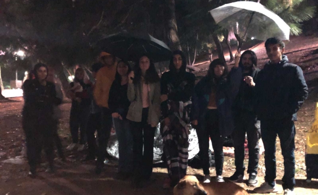Barınamayan Üniversite Öğrencileri, İstanbul'da Parklarda Sağanak Yağış Altında Sabahladı