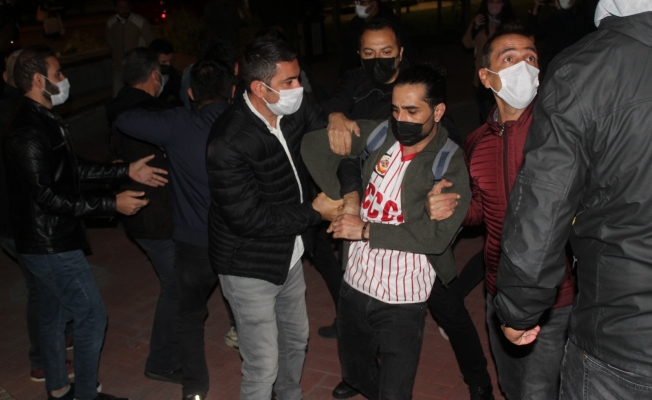 Eskişehir'de, Barınamayan Üniversite Öğrencilerine Parkta Gözaltı