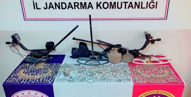 Jandarma Bir Evde 1219 Adet Tarihi Sikke Ele Geçirdi