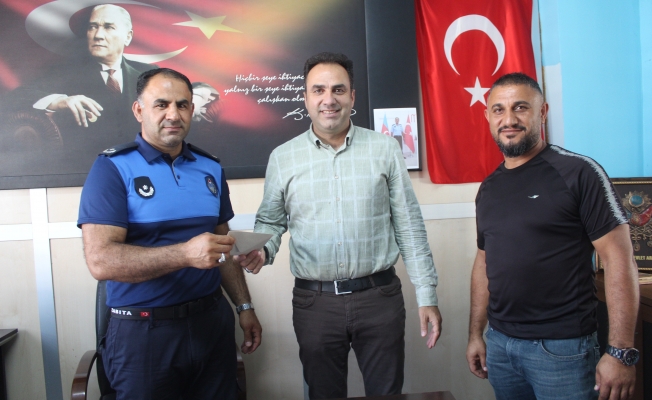 Servis Şoförü, Yolda Bulduğu Parayı Zabıta Müdürlüğüne Teslim Etti