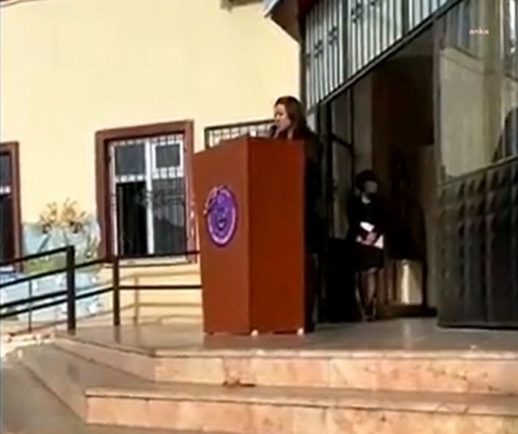 10 Kasım'da  "Yıkın Heykellerimi" şiirini okuyan öğretmen görevine iade edildi