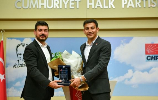 CHP Gençlik Kolları Genel Başkanı Seçilen Gençosman Killik, Görevi Emre Yılmaz'dan Devraldı: "Başka Bir Geleceği Mümkün Kılacağız"