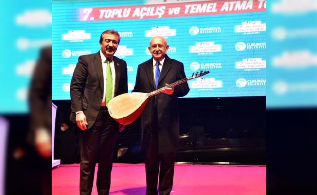 Çukurova Belediye Başkanı Soner Çetin, CHP Liderine Bağlama Hediye Etti