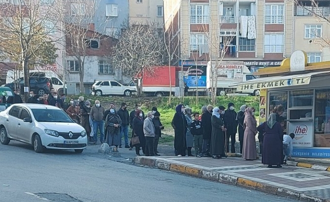Ekmeğe yapılan zam Halk Ekmek büfelerinde uzun kuyruklar oluşturdu