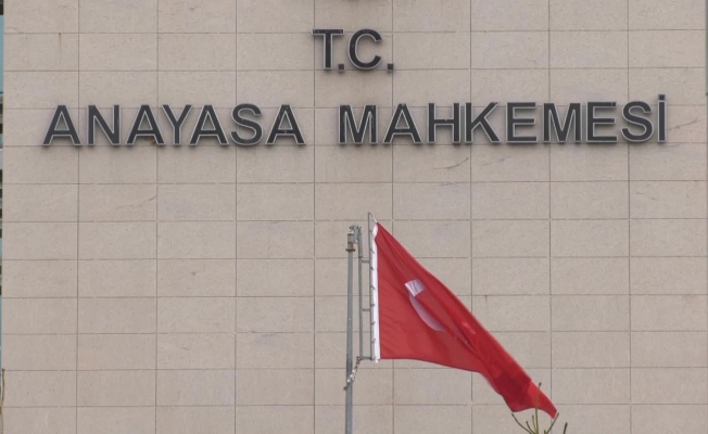 AYM, "Hırsız, katil, defol AKP" pankartı nedeniyle "Başbakana hakaret" suçundan ceza verilemeyeceğini bildirdi"