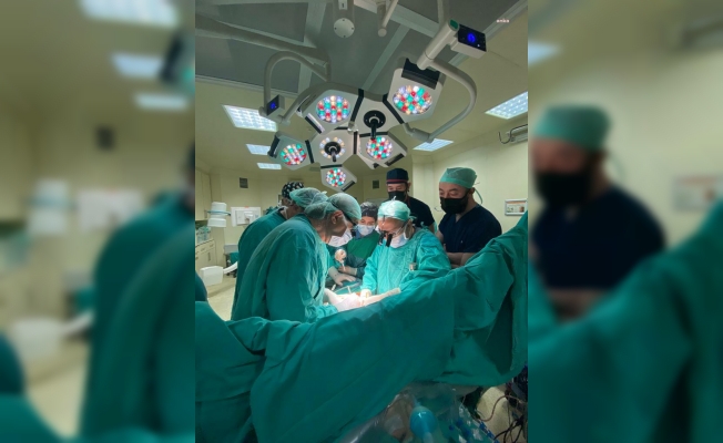 Samsun'da abladan kardeşe ilk canlı vericili karaciğer nakli yapıldı