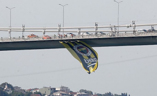 Fenerbahçe Beko'ya ait bayraklar boğaz köprülerinde
