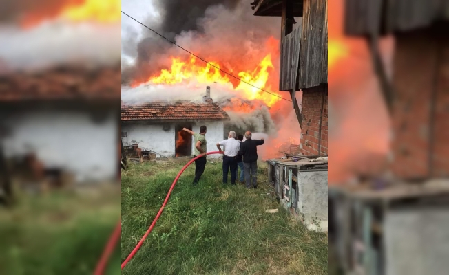 Sinop'ta yangın: 5 ev ve 1 ambar kullanılamaz hale geldi