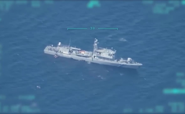 Türk Deniz Kuvvetleri'ne ait İHA, Yunan botunun kaçak göçmenleri Türk karasularına itmesini görüntüledi