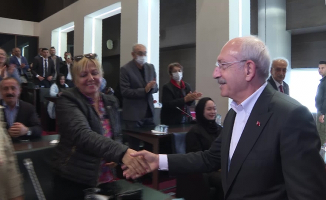 Kılıçdaroğlu: “1935 kurultayında da tartışılmış, ‘kadının kılık kıyafetine kimse dokunmasın’ diye karar alınmıştır. Atatürk hayattadır, 1935 kurultayı, dört gün sürmüştür, dördüncü günün sonunda bu karar alınmıştır”