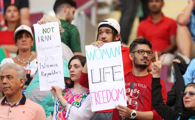 Dünya Kupası’nda taraftarlardan İran’daki protestolara destek: Woman Life Freedom
