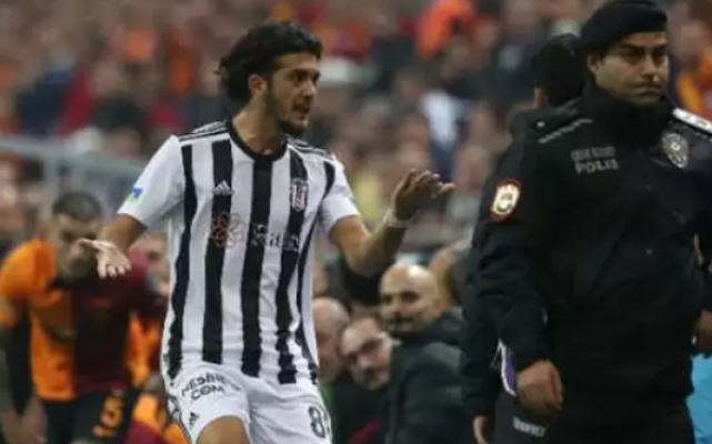 Galatasaray-Beşiktaş maçının top toplayıcısı oyundan atılmış