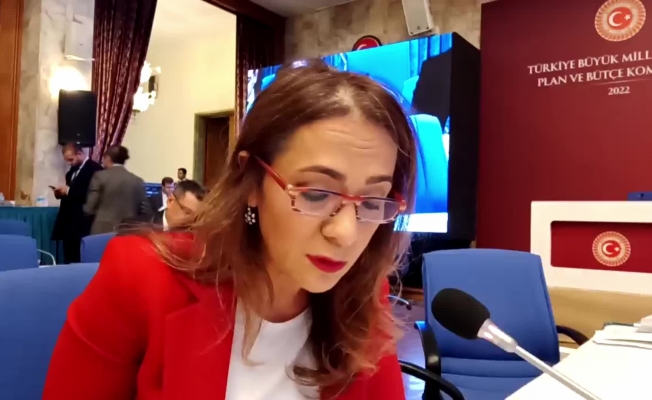 Gamze Akkuş İlgezdi'den Bakan Koca'ya: “İktidarınız sınıfta kaldı ama siz hâlâ kopya çekerek geçmenin peşindesiniz”