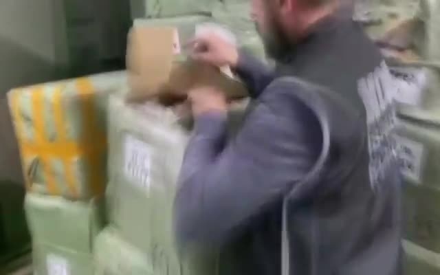 İstanbul'da piyasa değeri 20 milyon lirayı bulan kaçak telefon aksesuarları ele geçirildi