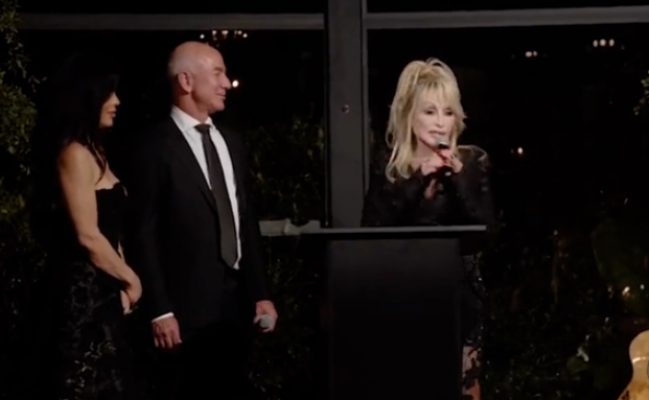 Jeff Bezos'tan ABD'li Country müzik yıldızı Dolly Parton'a 100 milyon dolarlık ödül